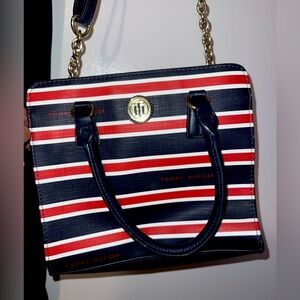 Tommy Hilfiger medium bag in red, blue, and white. Classic and versatile!